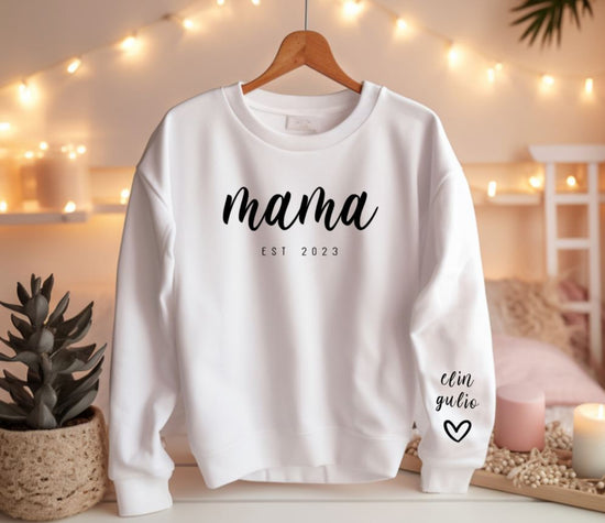 Gepersonaliseerde Sweater – Mama est. + Namen op de Mouw bedrukt