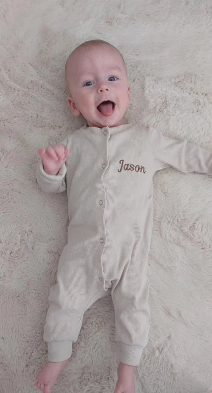 Boxpakje met Geborduurde Naam Beige + Optioneel Bijpassend Mutsje – Volledig Personaliseerbaar