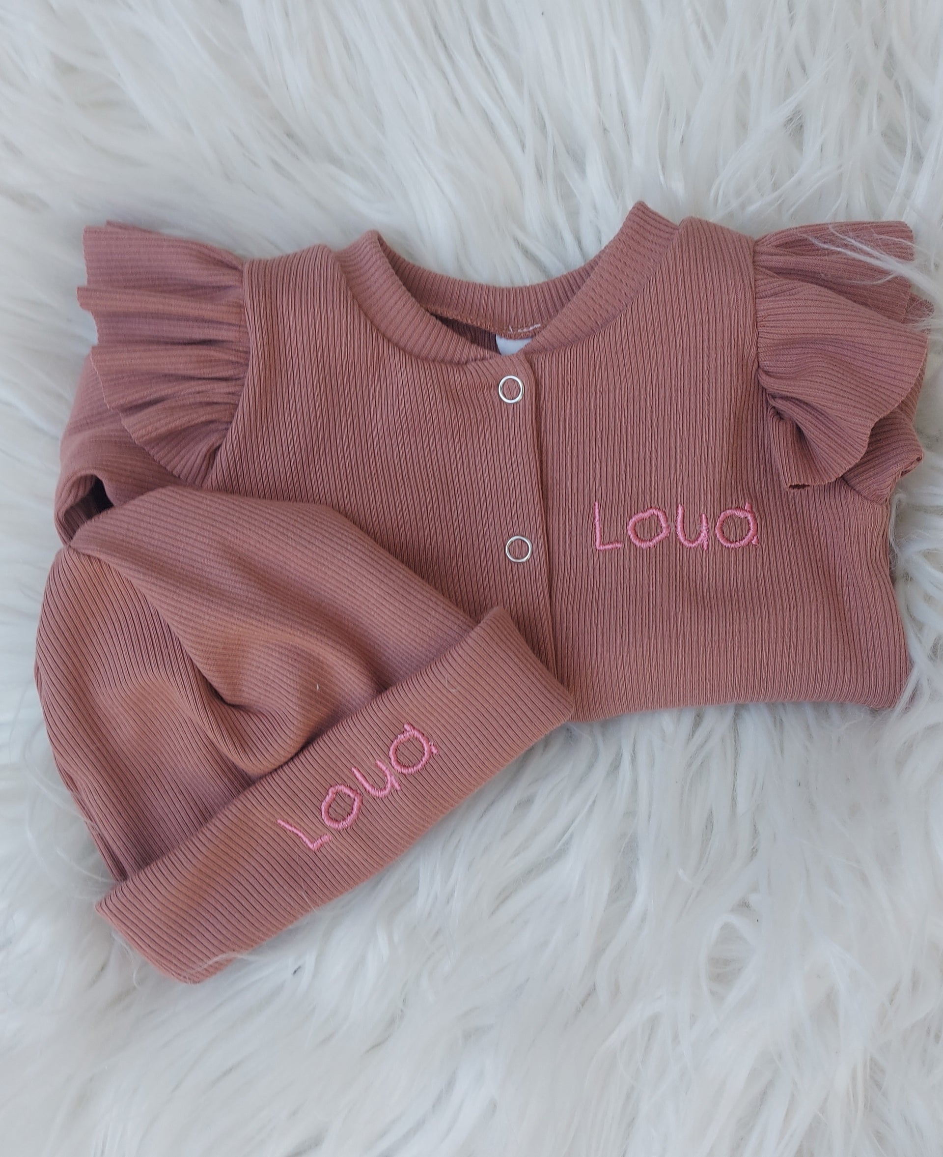 Boxpakje met Geborduurde Naam klei roze + Optioneel Bijpassend Mutsje – Volledig Personaliseerbaar (kopie) (kopie) (kopie) (kopie) (kopie)