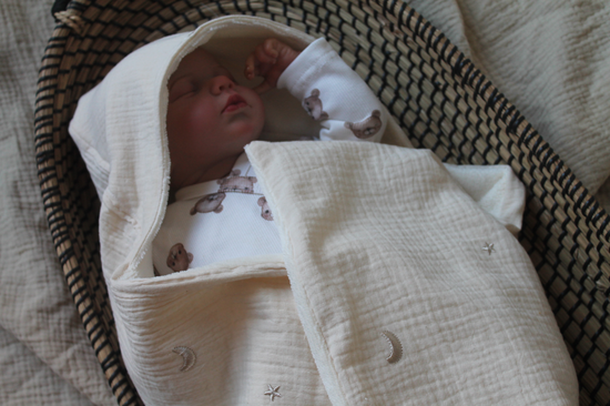 Hydrofiele Omslagdoek – Maan & Sterren | Geborduurd | Gevoerd met Bamboe | 70×70 cm