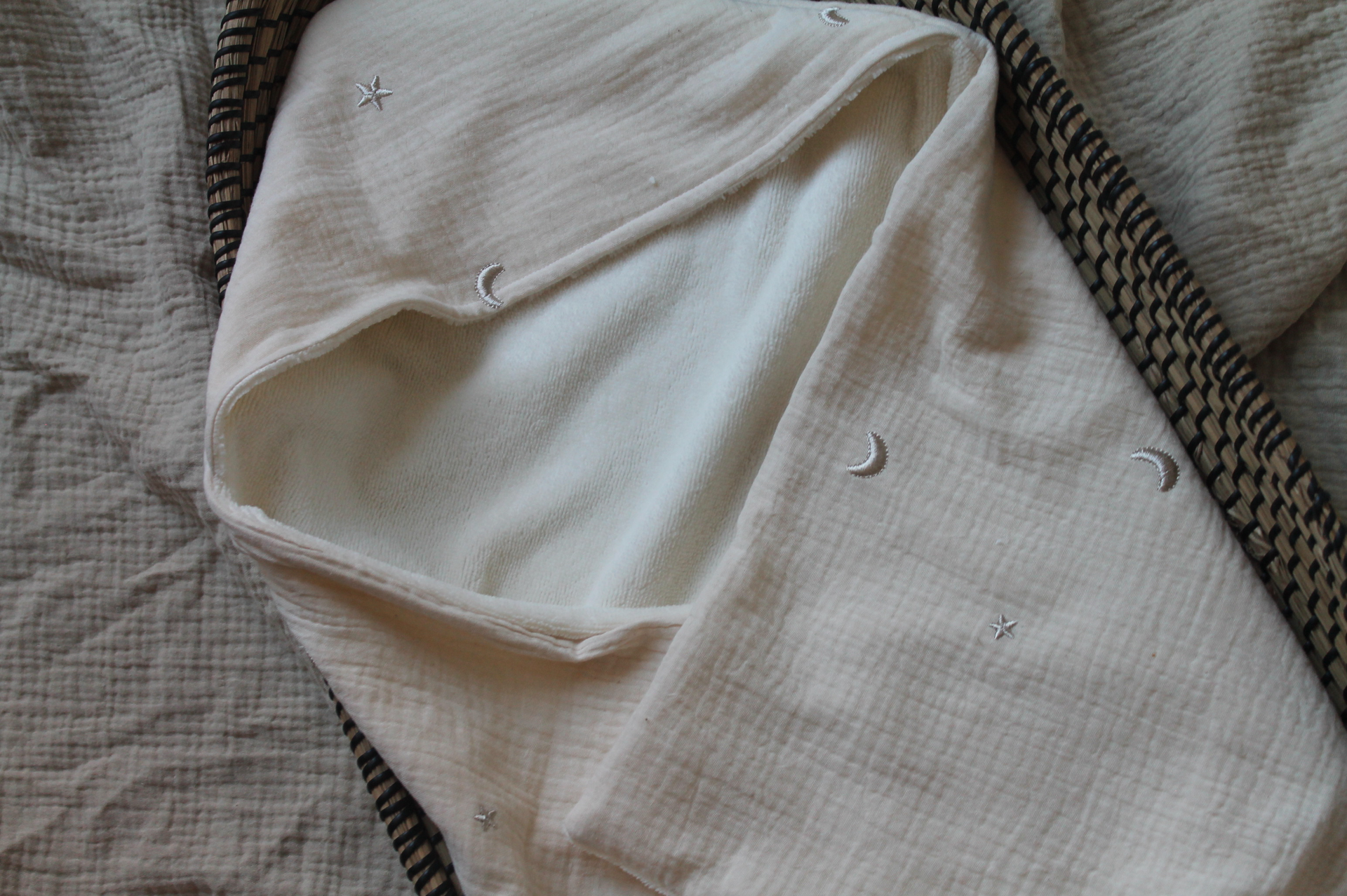 Hydrofiele Omslagdoek – Maan & Sterren | Geborduurd | Gevoerd met Bamboe | 70×70 cm