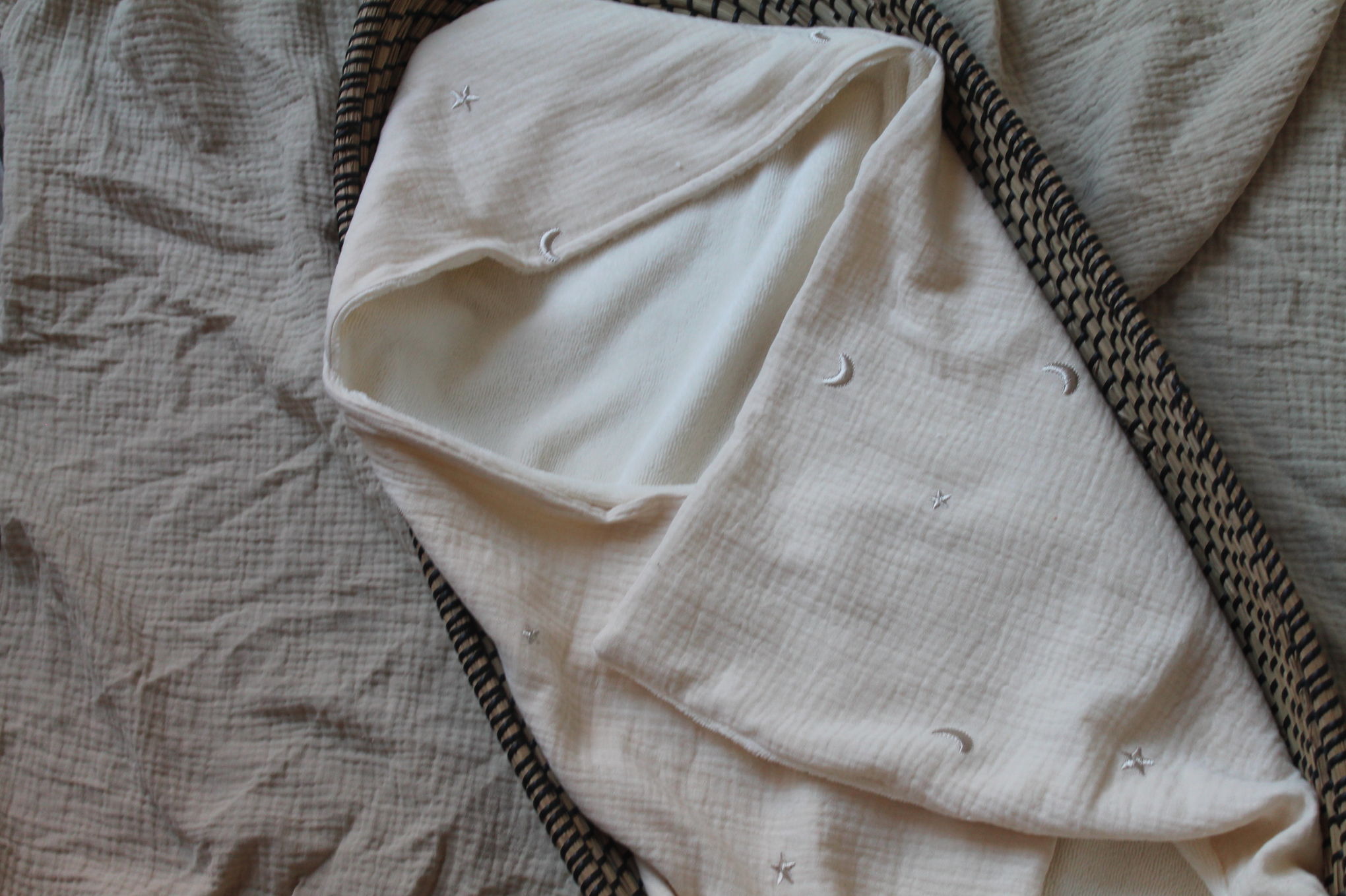 Hydrofiele Omslagdoek naturel – Maan & Sterren | Geborduurd | Gevoerd met Bamboe | 70×70 cm