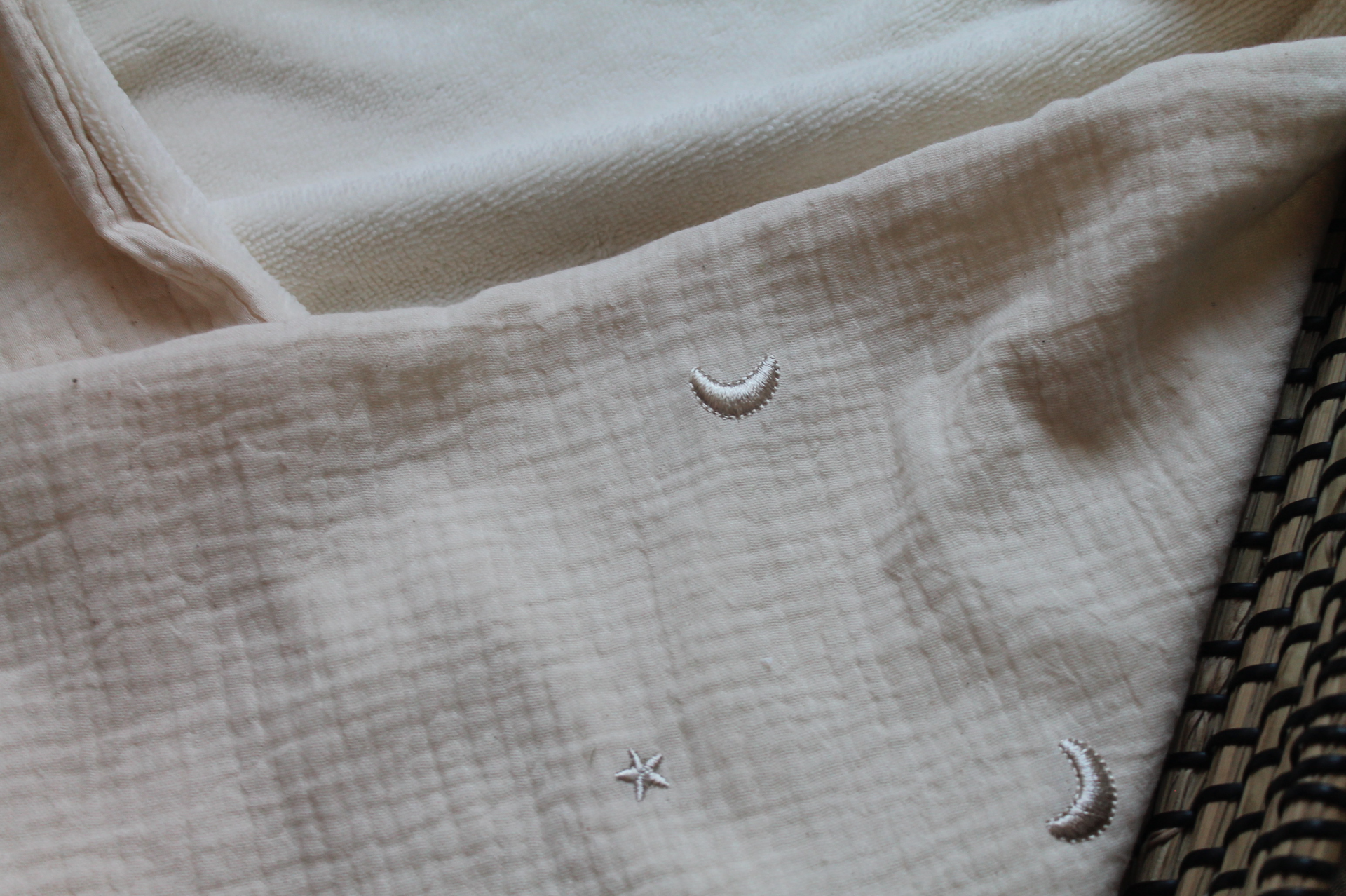 Hydrofiele Omslagdoek naturel – Maan & Sterren | Geborduurd | Gevoerd met Bamboe | 70×70 cm