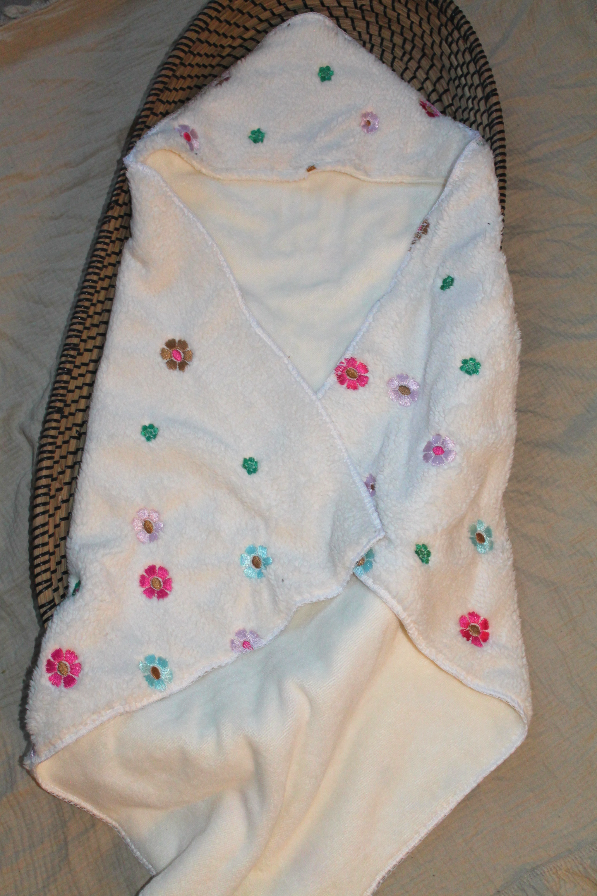 Omslagdoek teddy met geborduurde bloemen