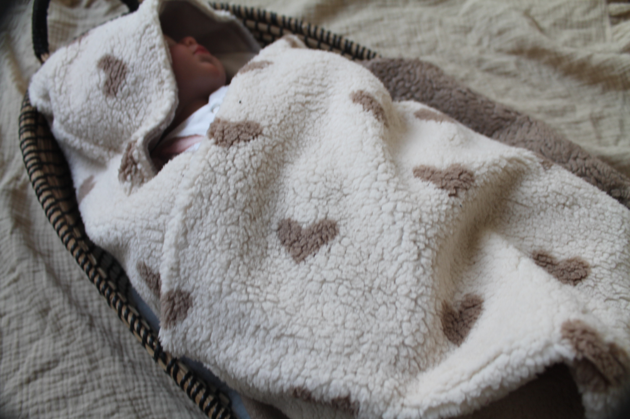 Omslagdoek Teddy hartjes ecru