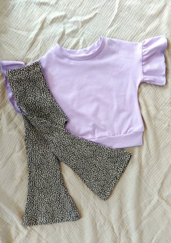 flared leopard zand