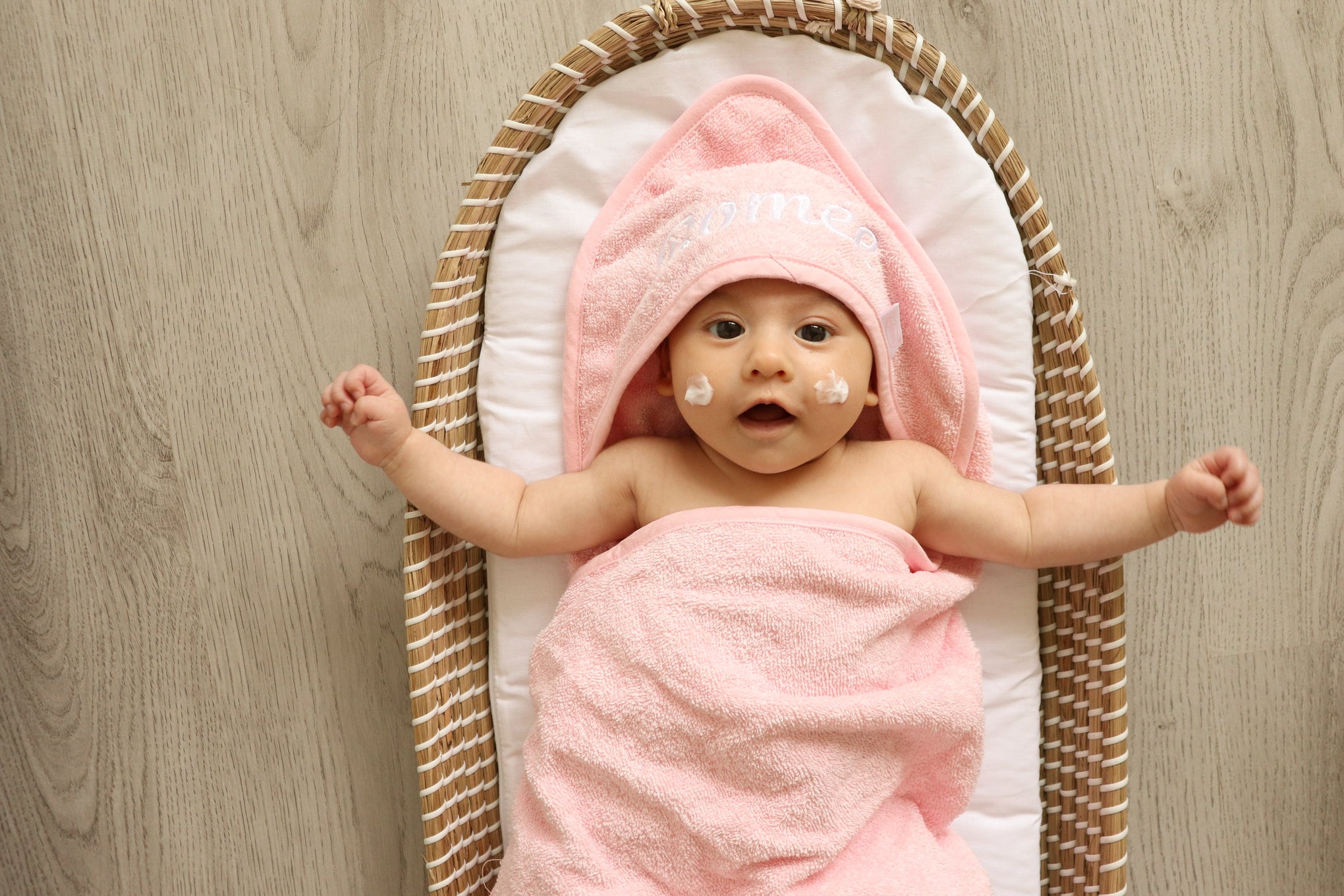 Badcape blush met geborduurde naam