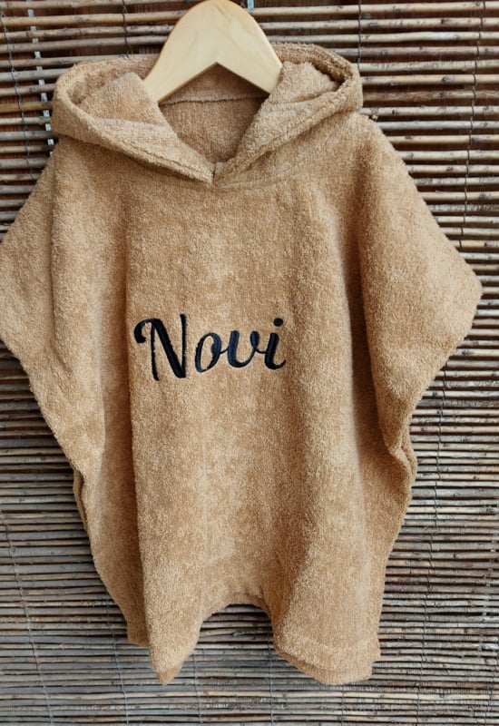 badponcho sand met geborduurde naam