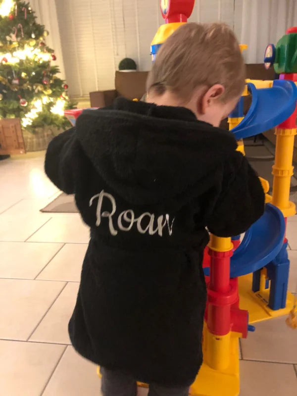 Badjas zwart met Naam geborduurd voor Baby of Kind | Gepersonaliseerd Cadeau