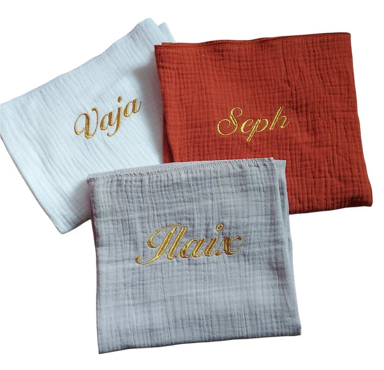 swaddle met geborduurde naam