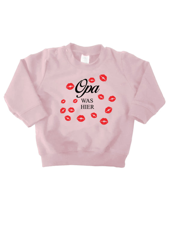Kind draagt zachte sweater met ‘Opa was hier’-opdruk – perfect cadeau van oma