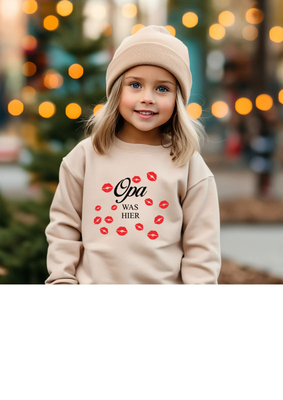 Kind draagt zachte sweater met ‘Opa was hier’-opdruk – perfect cadeau van oma
