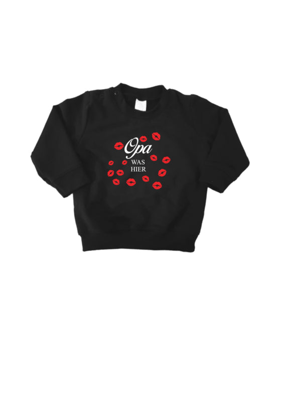 Kind draagt zachte sweater met ‘Opa was hier’-opdruk – perfect cadeau van oma