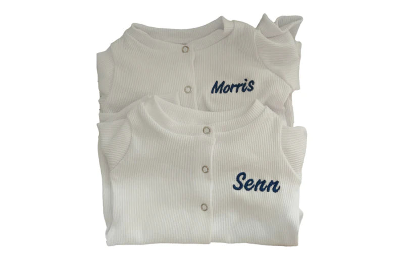 Boxpakje met Geborduurde Naam Wit + Optioneel Bijpassend Mutsje – Volledig Personaliseerbaar